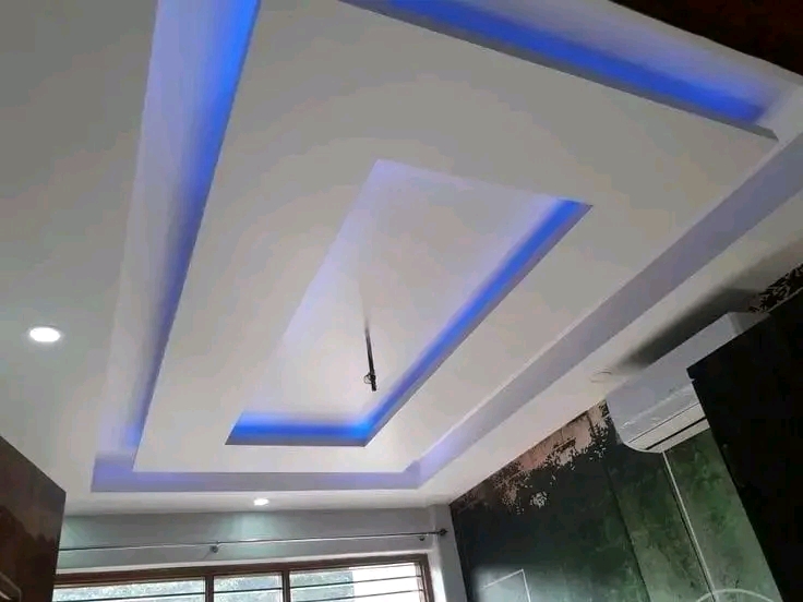 Artificial rock feature wall